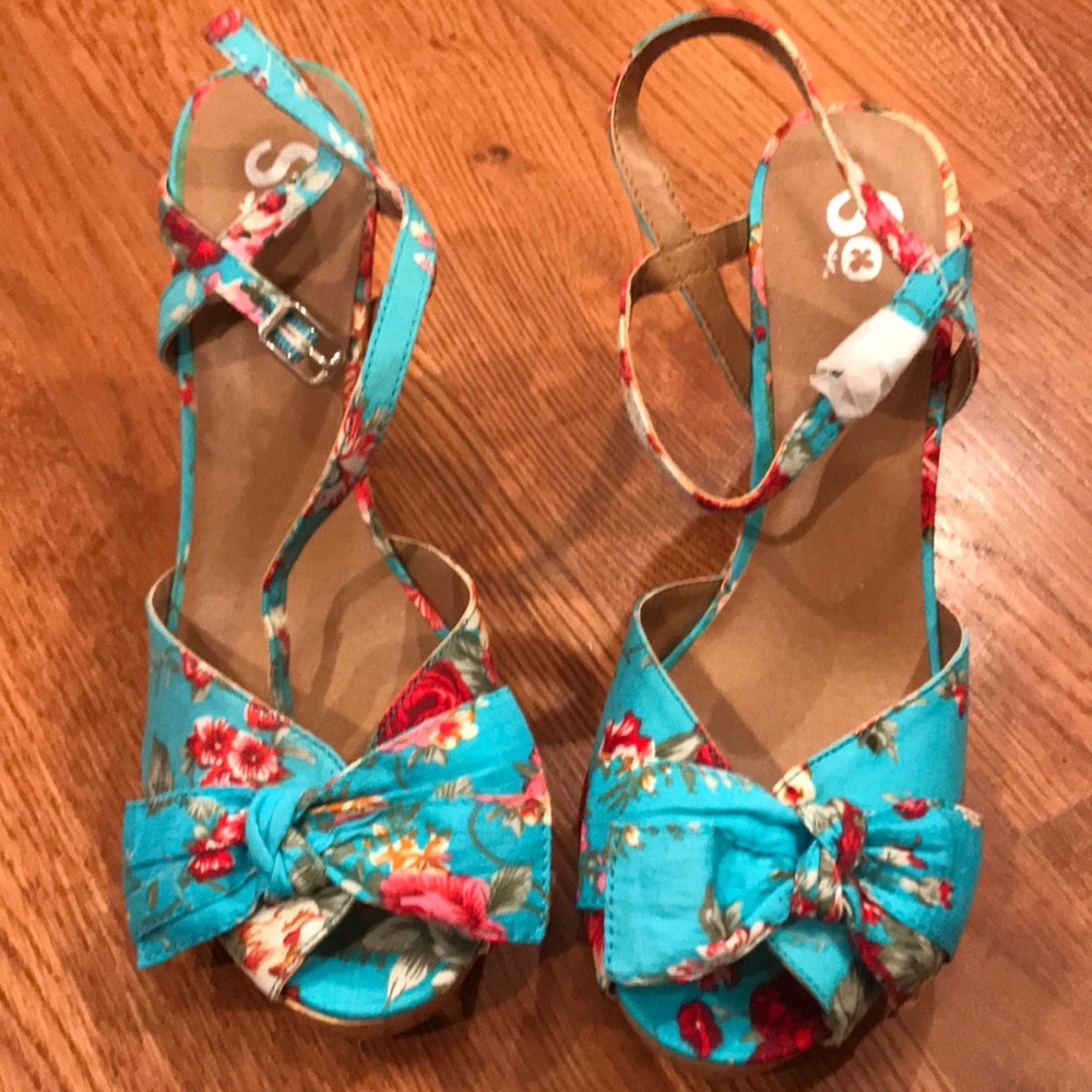 Floral wedge shoes